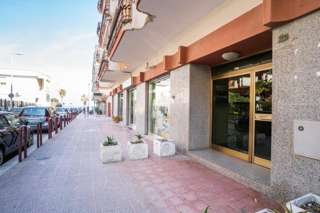 Dimora Montereale Near The Sea Apartment Trani Exterior photo